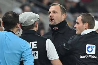 Der Mainzer Trainer Bo Svensson und Kölns Trainer Steffen Baumgart tauschen Nettigkeiten aus.