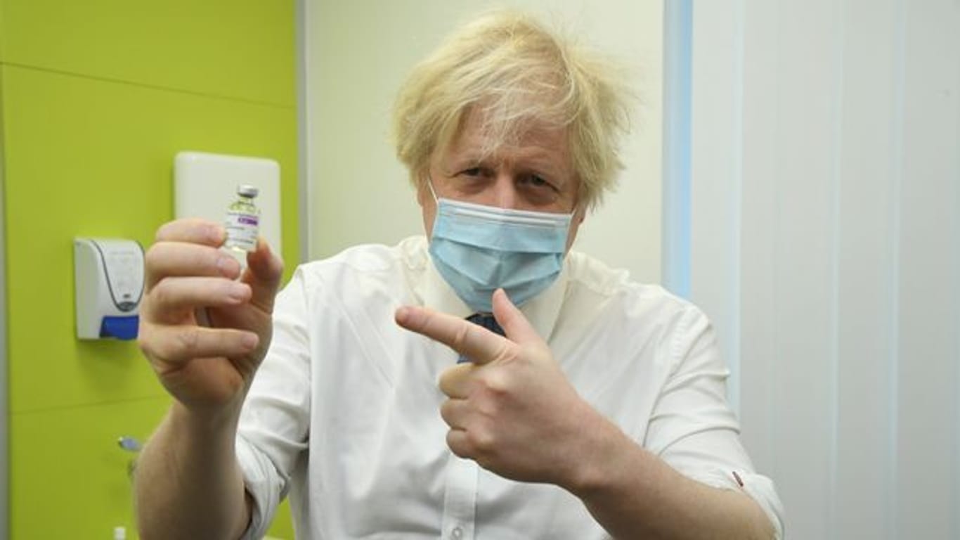 Boris Johnson, Premierminister von Großbritannien, hält ein Fläschchen mit Impfstoff von Astrazeneca während seines Besuchs in dem Corona-Impfzentrum des Zentrums für Gesundheit und Wohlbefinden in Orpington.