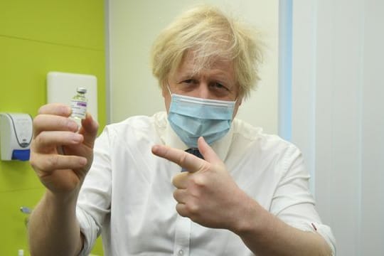 Boris Johnson, Premierminister von Großbritannien, hält ein Fläschchen mit Impfstoff von Astrazeneca während seines Besuchs in dem Corona-Impfzentrum des Zentrums für Gesundheit und Wohlbefinden in Orpington.