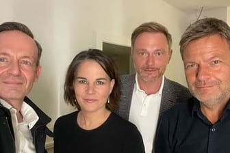 Das ikonische Selfie: Volker Wissing (l-r), Annalena Baerbock, Christian Lindner und Robert Habeck grüßen ihre Fans.