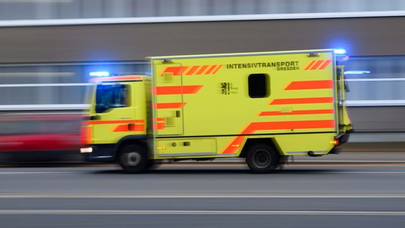 Ein Intensivtransportwagen der Dresdner Feuerwehr - die Fahrzeuge werden für die Verlegung von Corona-Patienten genutzt.