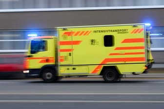 Ein Intensivtransportwagen der Dresdner Feuerwehr - die Fahrzeuge werden für die Verlegung von Corona-Patienten genutzt.