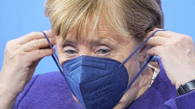Die geschäftsführende Kanzlerin Angela Merkel (CDU) hält angesichts der dramatischen Entwicklung bei den Corona-Infektionen die aktuellen Maßnahmen nicht für ausreichend.