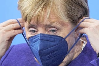 Die geschäftsführende Kanzlerin Angela Merkel (CDU) hält angesichts der dramatischen Entwicklung bei den Corona-Infektionen die aktuellen Maßnahmen nicht für ausreichend.