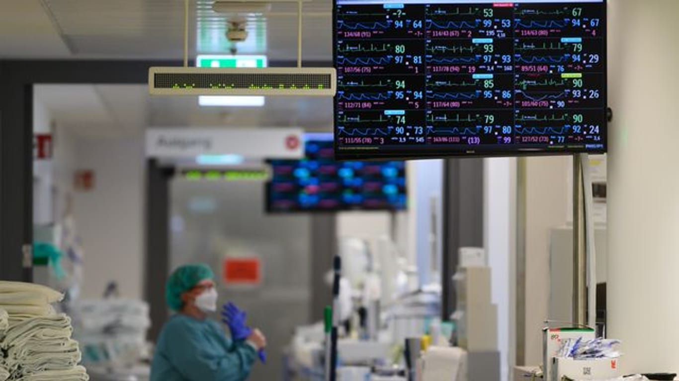 Überwachungsbildschirme der einzelnen Patienten auf der Covid-19-Intensivstation im Universitätsklinikum Carl Gustav Carus Dresden.