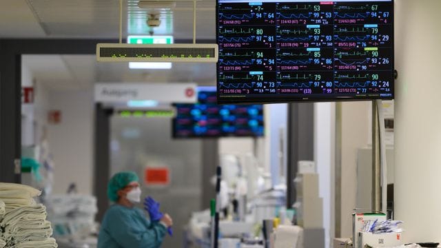 Überwachungsbildschirme der einzelnen Patienten auf der Covid-19-Intensivstation im Universitätsklinikum Carl Gustav Carus Dresden.