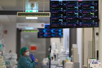 Überwachungsbildschirme der einzelnen Patienten auf der Covid-19-Intensivstation im Universitätsklinikum Carl Gustav Carus Dresden.