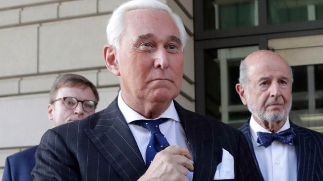 Roger Stone (M) war 2020 unter anderem wegen Falschaussagen und Behinderung der Justiz zu einer Gefängnisstrafe von mehr als drei Jahren verurteilt worden (Archivbild).