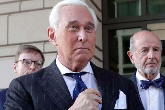 Roger Stone (M) war 2020 unter anderem wegen Falschaussagen und Behinderung der Justiz zu einer Gefängnisstrafe von mehr als drei Jahren verurteilt worden (Archivbild).