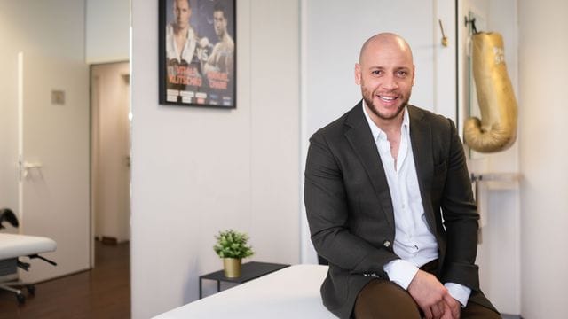 Sportphysiotherapeut Aldo Vetere sitzt im Behandlungsraum seiner Praxis. Sportphysiotherapeut Aldo Vetere sitzt im Behandlungsraum seiner Praxis.