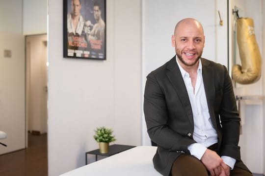 Sportphysiotherapeut Aldo Vetere sitzt im Behandlungsraum seiner Praxis.