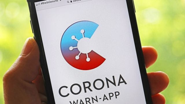 Die offizielle Corona-Warn-App ist auf einem Smartphone zu sehen (Archivbild).