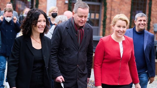 Die Fraktionsvorsitzenden und Spitzenkandidaten der jeweiligen Parteien im Land Berlin Bettina Jarasch ( l-r, Bündnis 90/ Die Grünen), Klaus Lederer ( Die Linke) und Franziska Giffey (SPD) auf dem EUREF Campus.