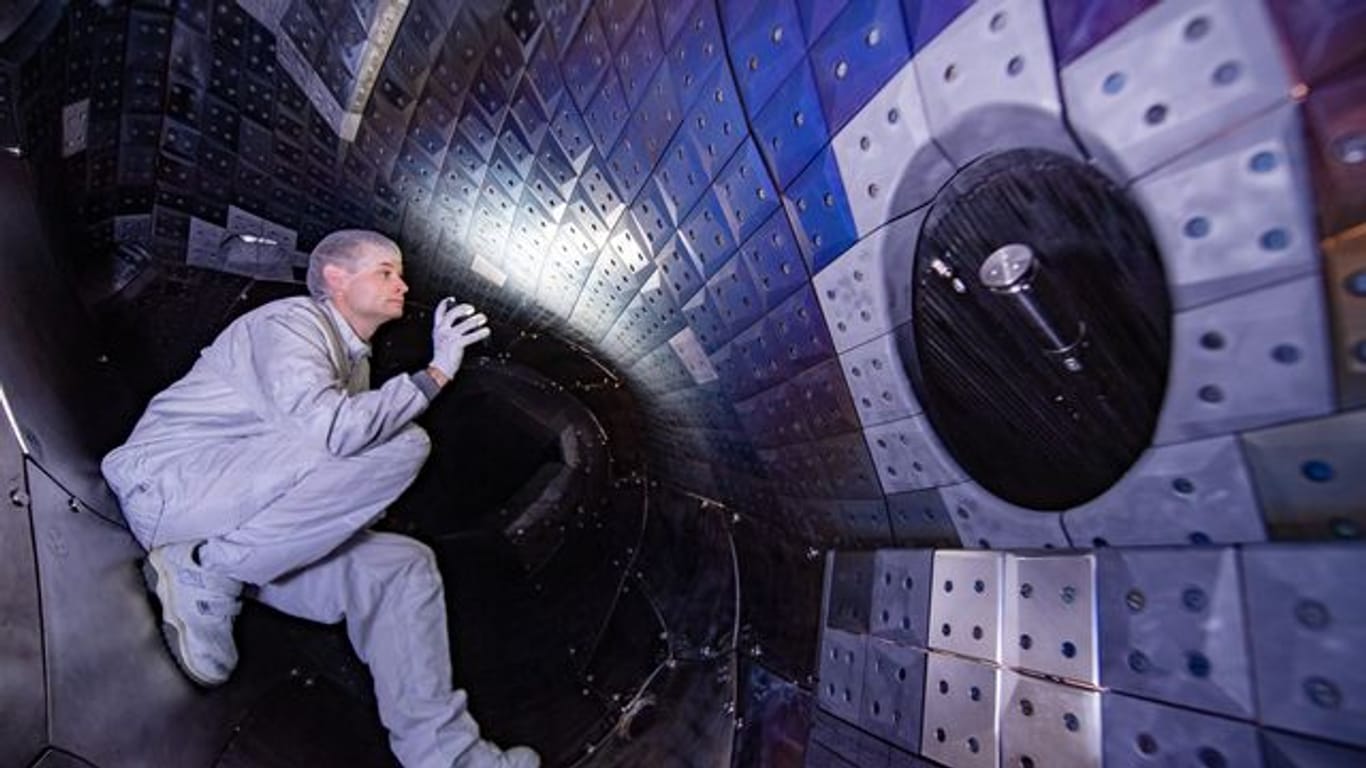 Blick auf Kohlestoff-Kacheln im ringförmigen Plasmagefäß des Forschungsreaktor "Wendelstein 7-X".