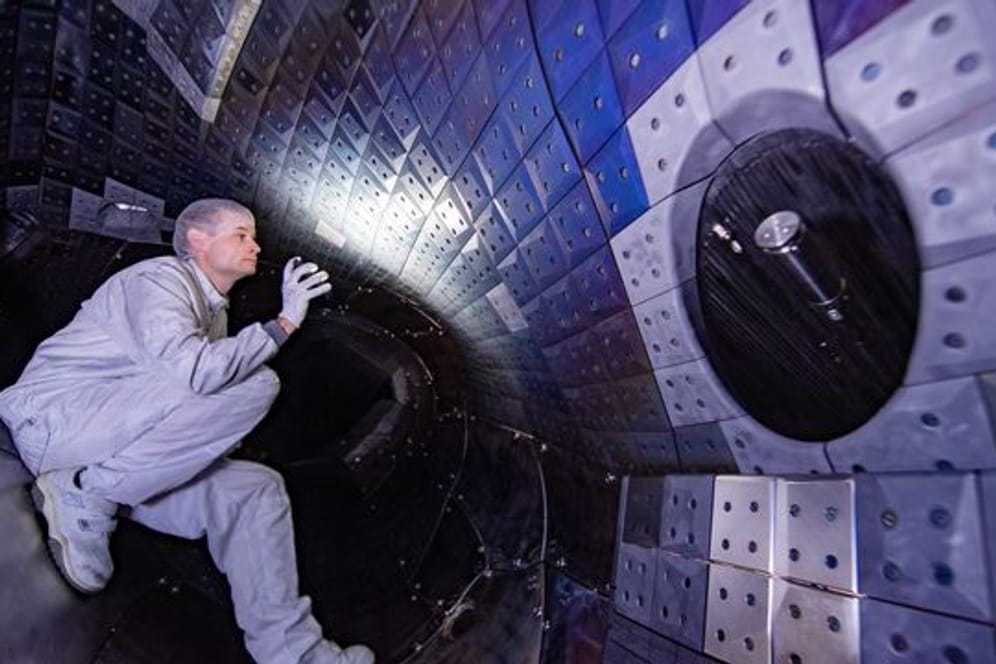 Blick auf Kohlestoff-Kacheln im ringförmigen Plasmagefäß des Forschungsreaktor "Wendelstein 7-X".