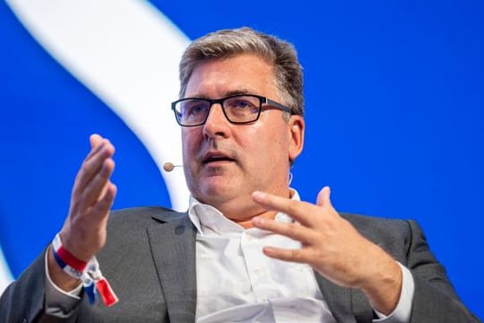 Eintracht-Boss Axel Hellmann rechnet mit neuen Einschränkungen für Zuschauer in der Corona-Pandemie.