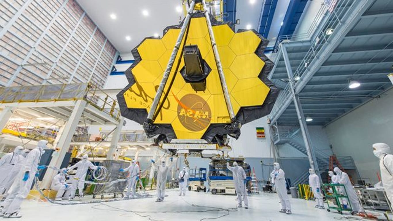 Dieses von der NASA zur Verfügung gestellte Foto zeigt Techniker, die die Spiegelbaugruppe des "James Webb"-Teleskops im Goddard Space Flight Center der NASA anheben.