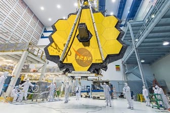 Dieses von der NASA zur Verfügung gestellte Foto zeigt Techniker, die die Spiegelbaugruppe des "James Webb"-Teleskops im Goddard Space Flight Center der NASA anheben.