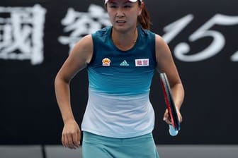 Die chinesische Tennisspielerin Peng Shuai spielt ein Erstrundenmatch gegen die Kanadierin Bouchard bei den Australian Open am 15.
