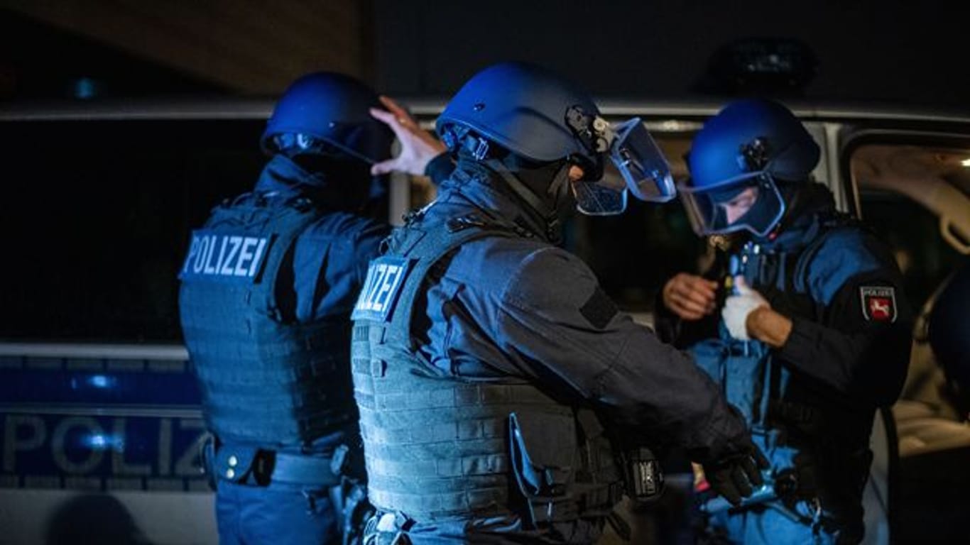 Die Polizei hat bei Razzien in mehreren Ländern gegen sogenannte "Planenschlitzer" mehrere Verdächtige festgenommen.