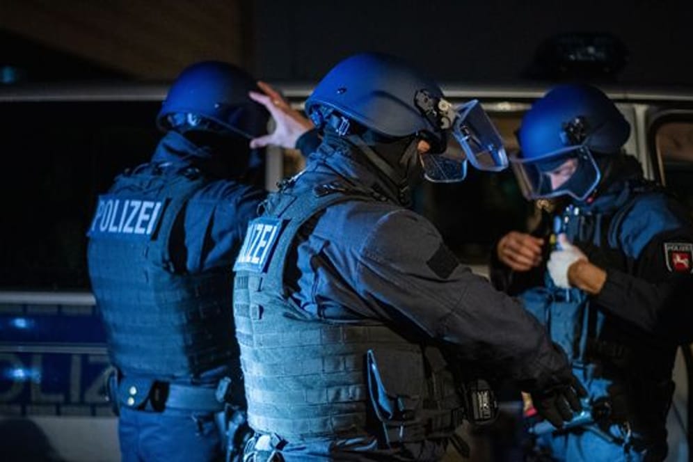 Die Polizei hat bei Razzien in mehreren Ländern gegen sogenannte "Planenschlitzer" mehrere Verdächtige festgenommen.