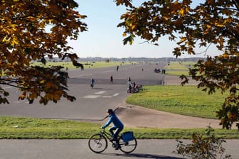 Radfahrer und Spaziergänger genießen einen sonnigen Tag am Berliner Tempelhofer Feld (Symbolbild): Dies wird auch die nächsten fünf Jahre weiter möglich sein.