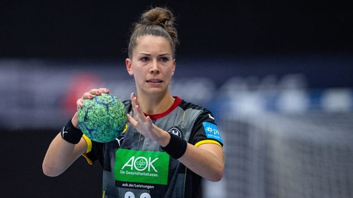 Handball-Nationalspielerin Emily Bölk absolviert derzeit nur ein individuelles Trainingsprogramm.