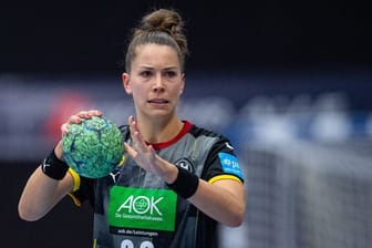 Handball-Nationalspielerin Emily Bölk absolviert derzeit nur ein individuelles Trainingsprogramm.