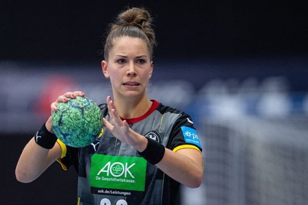 Handball-Nationalspielerin Emily Bölk absolviert derzeit nur ein individuelles Trainingsprogramm.