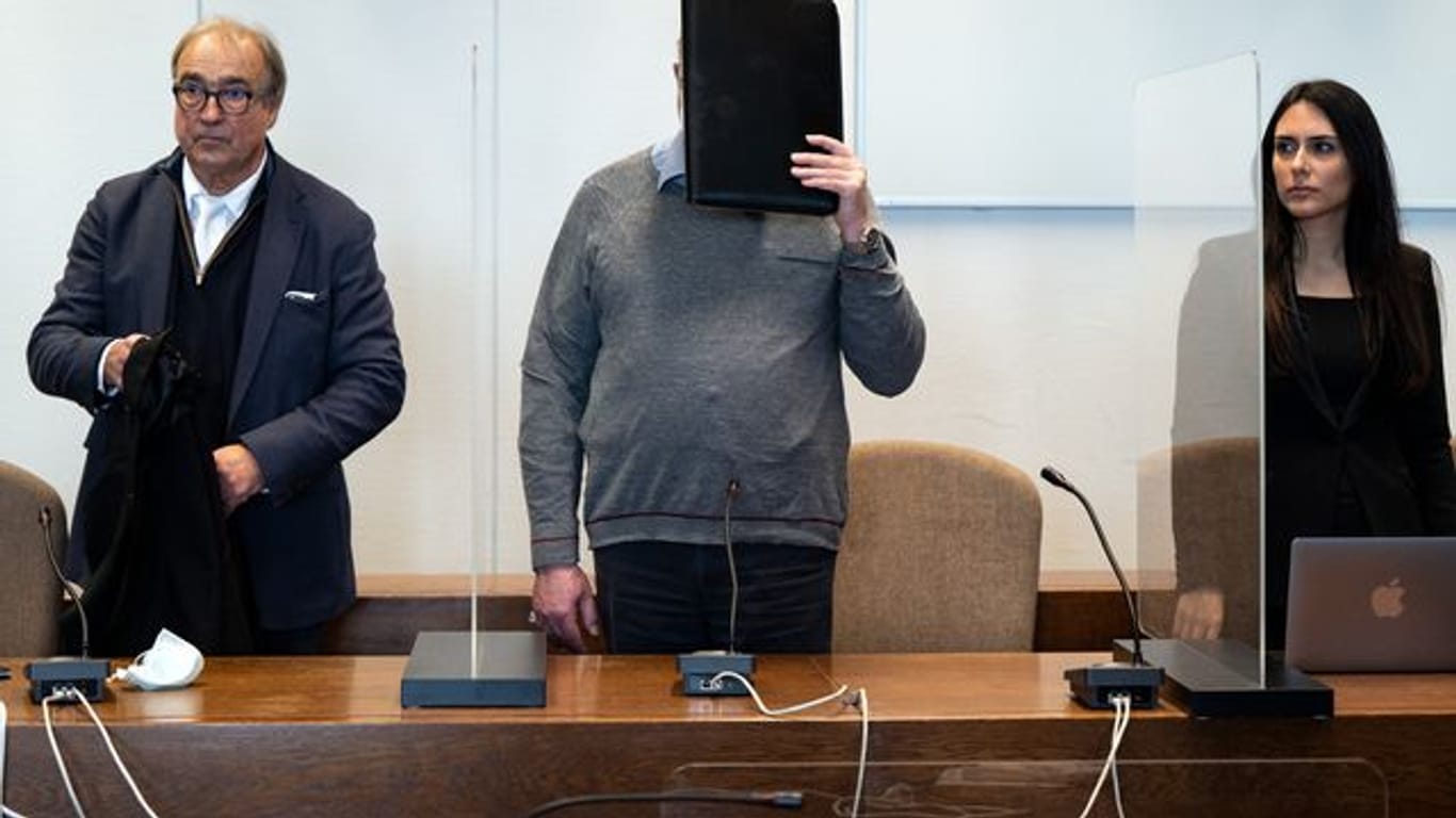 Der angeklagte katholische Priester (M) im Gerichtssaal in Köln.