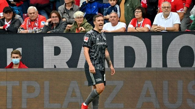 Wurde beim FSV Mainz 05 nach seiner Auswechslung von Fans mit Bier beschüttet: Max Kruse. Wurde beim FSV Mainz 05 nach seiner Auswechslung von Fans mit Bier beschüttet: Max Kruse.