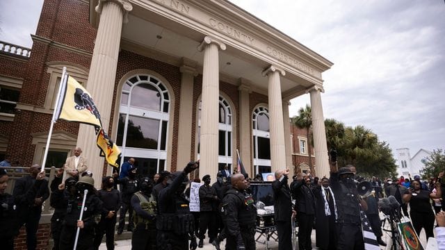 Black-Lives-Matter- und Black-Panther-Demonstranten vor dem Glynn County Courthouse in Brunswick, wo der Prozess stattfindet.