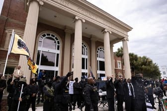 Black-Lives-Matter- und Black-Panther-Demonstranten vor dem Glynn County Courthouse in Brunswick, wo der Prozess stattfindet.