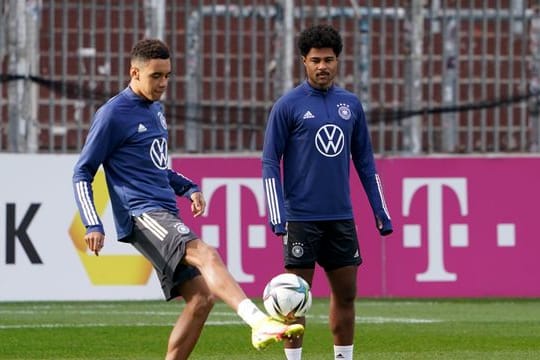 Die Bayern-Akteure Jamal Musiala (l) und Serge Gnabry sollen inzwischen geimpft sein.