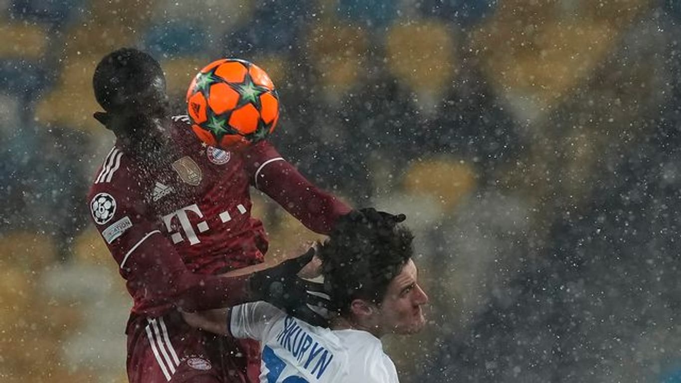 Droht dem FC Bayern nach dem Sieg in Kiew auszufallen: Tanguy Nianzou (l).