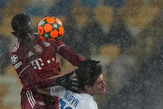 Droht dem FC Bayern nach dem Sieg in Kiew auszufallen: Tanguy Nianzou (l).