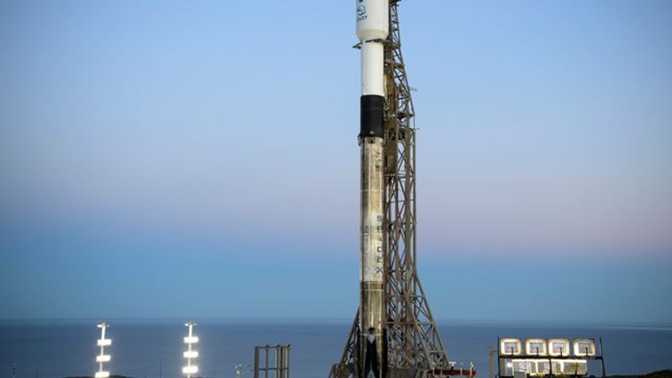 Eine SpaceX Falcon 9-Rakete mit dem Double Asteroid Redirection Test (DART) an Bord steht bei Sonnenaufgang auf dem Space Launch Complex 4E.