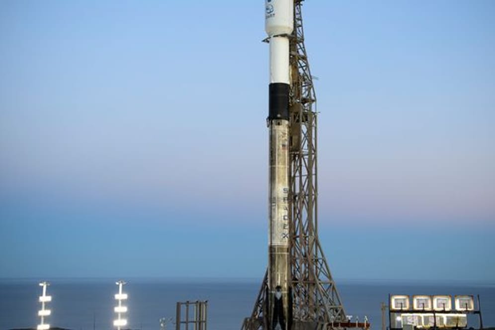 Eine SpaceX Falcon 9-Rakete mit dem Double Asteroid Redirection Test (DART) an Bord steht bei Sonnenaufgang auf dem Space Launch Complex 4E.