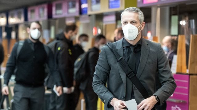 Dortmunds Trainer Marco Rose vor dem Abflug nach Lissabon.