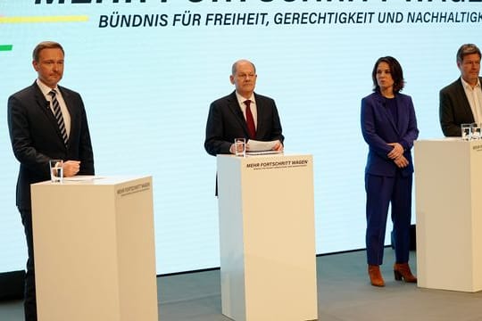 Christian Lindner, Olaf Scholz, Annalena Baerbock und Robert Habeck stellen den gemeinsamen Koalitionsvertrag der Ampel-Parteien vor.