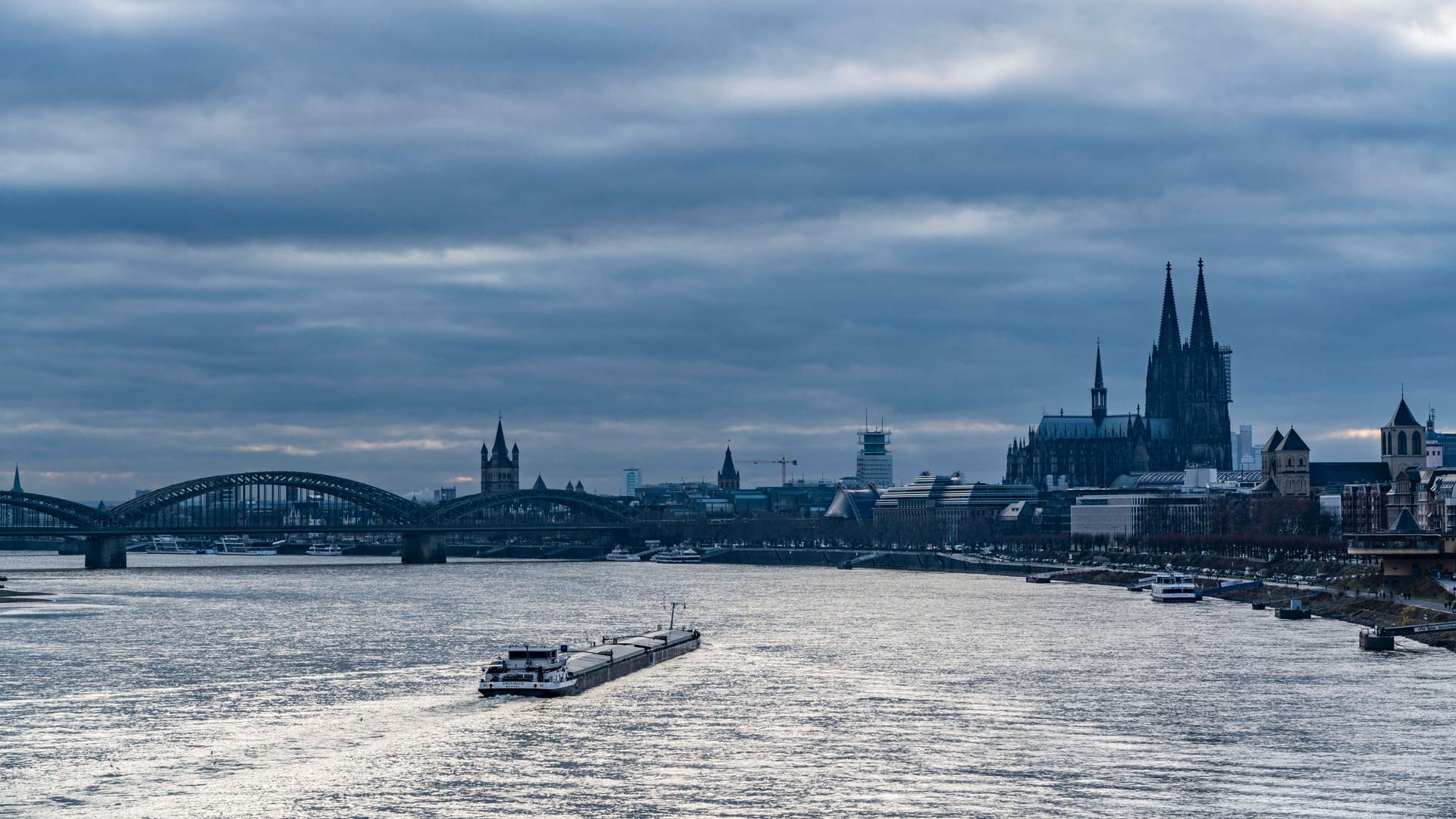 Skyline von Köln (Symbolbild): Die Kölner Infektionszahlen bewegen sich seit mehreren Wochen auf sehr hohem Niveau.