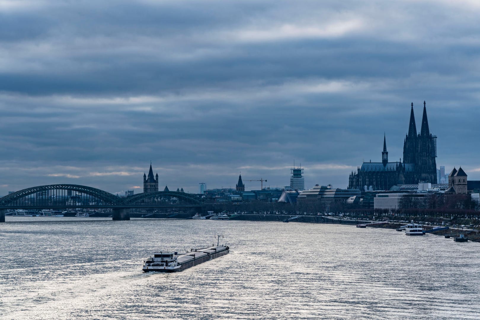 Skyline von Köln (Symbolbild): Die Kölner Infektionszahlen bewegen sich seit mehreren Wochen auf sehr hohem Niveau.