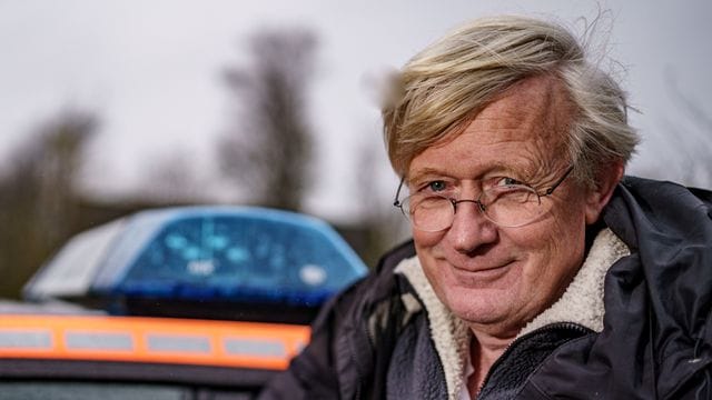Inselarzt Rolf-Ferdinand Gehre neben seiner Praxis auf Pellworm am Notarztwagen. Inselarzt Rolf-Ferdinand Gehre neben seiner Praxis auf Pellworm am Notarztwagen.