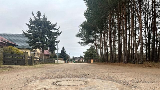 Blick auf eine unbefestigte Sandstraße. Blick auf eine unbefestigte Sandstraße.