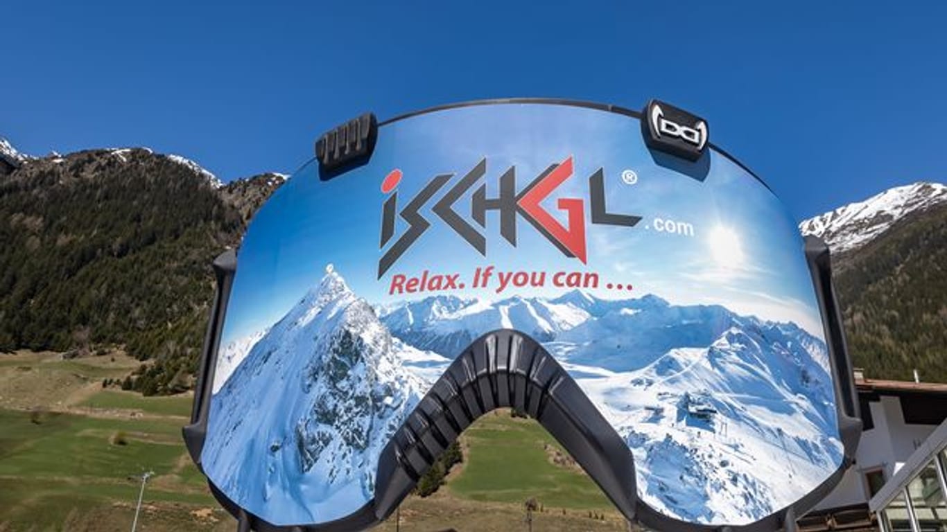 Eine überdimensionale Skibrille mit dem Logo des Skigebiet "Ischgl".