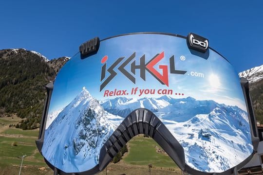 Eine überdimensionale Skibrille mit dem Logo des Skigebiet "Ischgl".