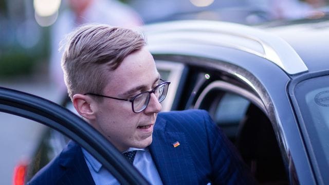 Wegen zu schnellen Fahrens soll Philipp Amthor seinen Führerschein für einen Monat abgeben und eine Geldstrafe von 450 Euro zahlen.