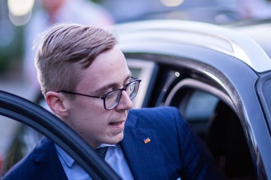 Wegen zu schnellen Fahrens soll Philipp Amthor seinen Führerschein für einen Monat abgeben und eine Geldstrafe von 450 Euro zahlen.