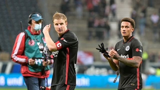 Abwehrspieler Martin Hinteregger (l) leidet an einer Fußprellung.