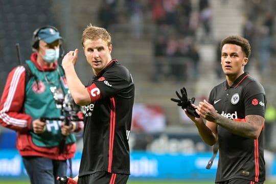 Abwehrspieler Martin Hinteregger (l) leidet an einer Fußprellung.